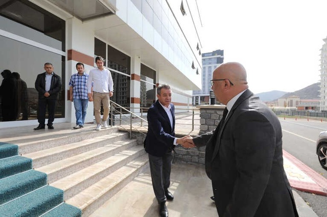 Şehir Magandaları, Halk Otobüsünün Önünü Kesip Şoförüne Saldırdı