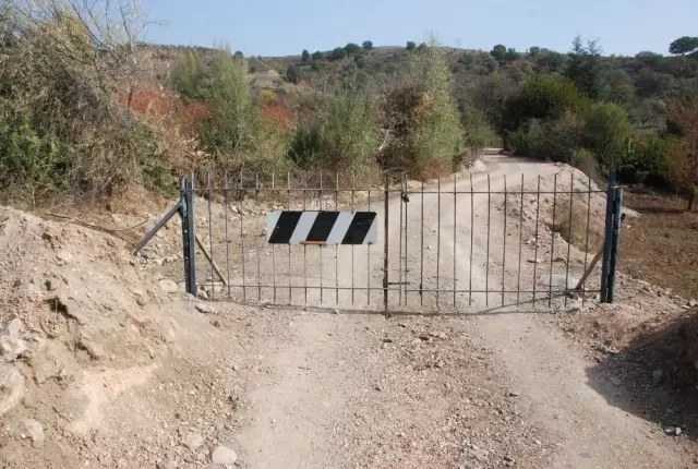 Köy Yolunun Demir Kapıyla Kapatılmasına İsyan Eden Çiftçi, Benzin Dolu Bidonla Eylem Yaptı