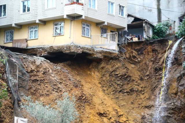 Sütlüce'de Binası Çöken Apartman Sakinlerinden Arda Turan'a Suç Duyurusu: Başakşehir Yerine Kiracılardan Helallik İstesin