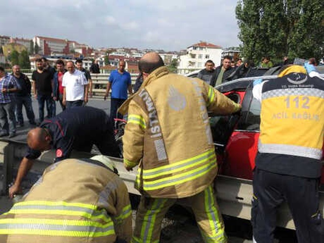 Bariyerleri Aştı, Karşı Yönden Gelen Otomobilin Üzerine Uçtu