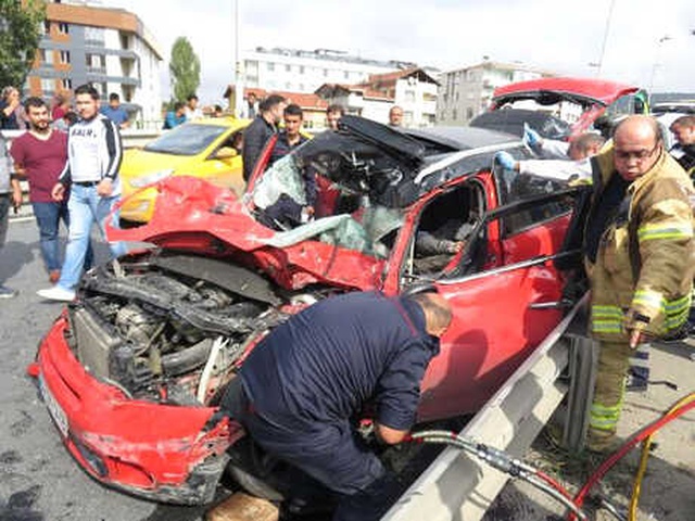 Bariyerleri Aştı, Karşı Yönden Gelen Otomobilin Üzerine Uçtu