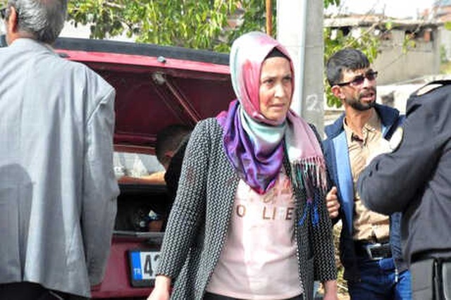 Çılgına Dönen Koca, Duruşma Çıkışı Eşi, Çocukları ve Kayınvalidesine Taşla Saldırdı