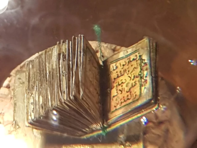 Tilki Kılından Yazılan Dünyanın En Küçük Kur'an-ı Kerim'i Büyük İlgi Görüyor