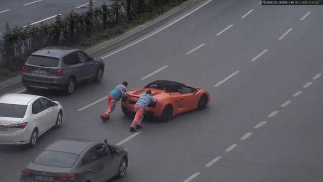 İşçiler, İstanbul'un Göbeğinde Milyonluk Lamborghini'yi İterek Götürdü