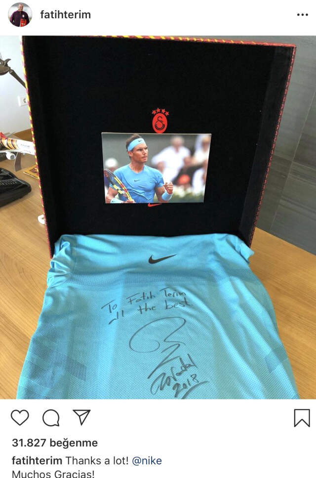 İspanyol Tenisci Rafael Nadal, Fatih Terim'e İmzalı Tişört Hediye Etti İspanyol Tenisci Rafael Nadal, Fatih Terim'e İmzalı Tişört Hediye Etti
