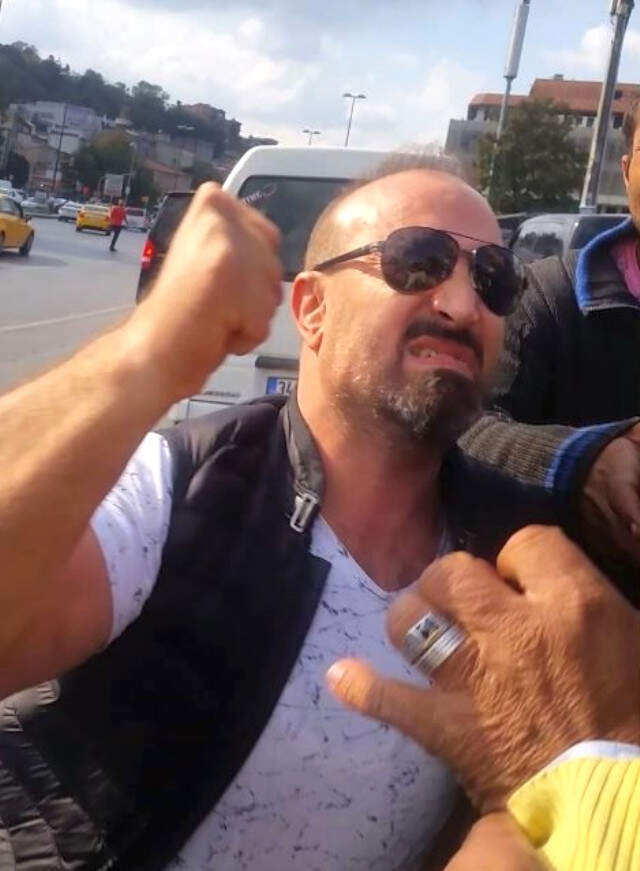 Uber Sürücüsü ile Taksici Arasındaki Yumruklu Kavga Kamerada UBER Sürücüsü ile Taksici Arasındaki Yumruklu Kavga Kamerada