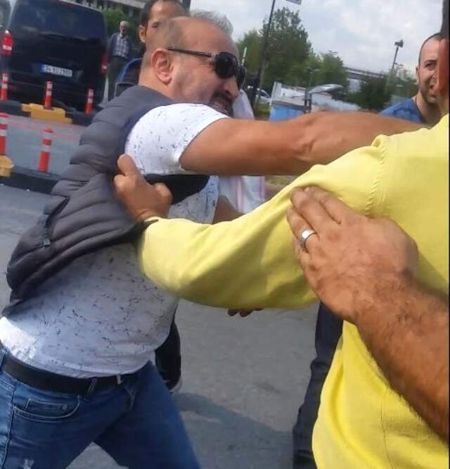 <a class='keyword-sd' href='/uber/' title='Uber'>Uber</a> Sürücüsü ile Taksici Arasındaki Yumruklu Kavga Kamerada UBER Sürücüsü ile Taksici Arasındaki Yumruklu <a class='keyword-sd' href='/kavga/' title='Kavga'>Kavga</a> Kamerada