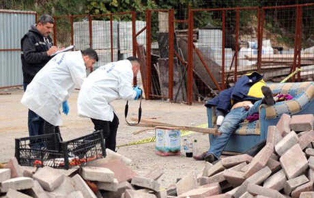 Köpek, 350 Bin TL'ye Evini Satıp Sokakta Yaşamaya Başlayan ve Ölü Bulunan Sahibinin Başında Bekledi