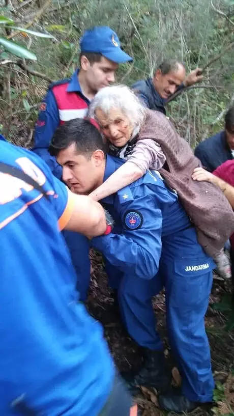 Kayıp Ayşe Nine Arazide Bitkin Halde Bulundu, Teğmen Sırtında Taşıdı