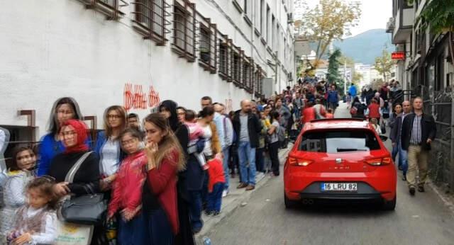 Kuyruğu Görenler Hediye Dağıtıldığını Sandı, Gerçek Bambaşka Çıktı