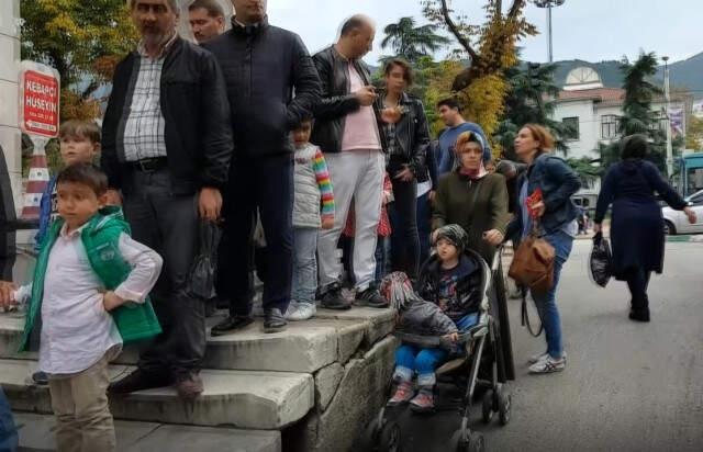 Kuyruğu Görenler Hediye Dağıtıldığını Sandı, Gerçek Bambaşka Çıktı