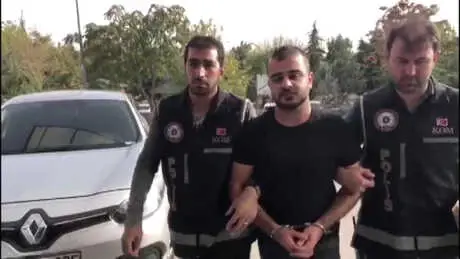 ''İstihbarata Ait Belge Taşıyorum'' Diyen Bir Polis, Sigara Kaçakçılığı Yaparken Yakalandı