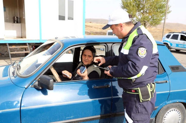 65 Yaşındaki Kadın Sürücü, 1989 Model Aracıyla Usta Şoförlere Taş Çıkartıyor