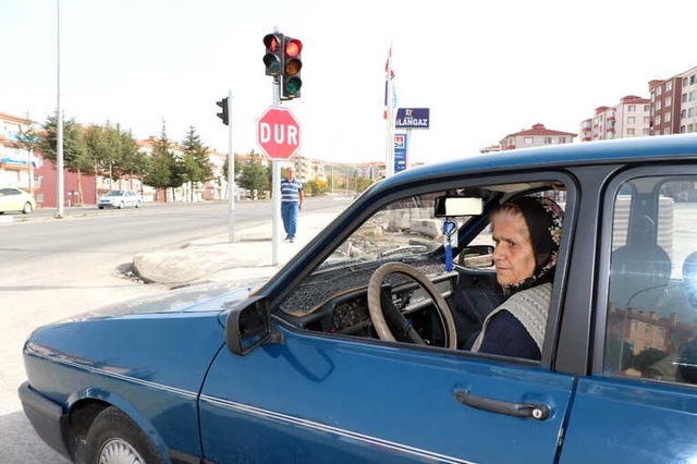 65 Yaşındaki Kadın Sürücü, 1989 Model Aracıyla Usta Şoförlere Taş Çıkartıyor