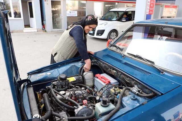 65 Yaşındaki Kadın Sürücü, 1989 Model Aracıyla Usta Şoförlere Taş Çıkartıyor