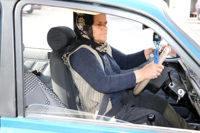 65 Yaşındaki Kadın Sürücü, 1989 Model Aracıyla Usta Şoförlere Taş Çıkartıyor