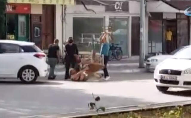Ganyan Bayi İşletmecisi, Yaraladığı Gencin Yakınlarından Meydan Dayağı Yedi Ganyan Bayi İşletmecisi, Yaraladığı Gencin Yakınlarından Meydan Dayağı Yedi