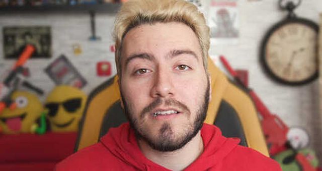 Youtuber Enes Batur, Amcasına ve Eşine Hakaret Ettiği Videoyu Gelen Tepkiler Üzerine Yayından Kaldırdı