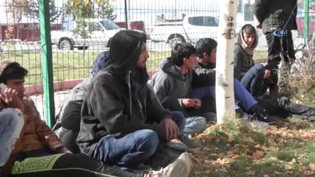 Ankara'ya Gitmek İsteyen Göçmenleri Ardahan'a Bıraktılar