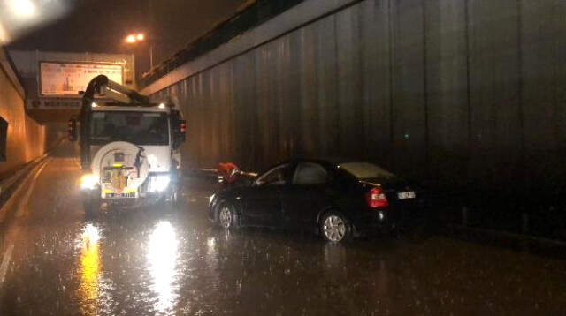 Bursa'yı Sağanak Vurdu! Sürücü, Su Dolan Alt Geçitte 3,5 Saat Mahsur Kaldı