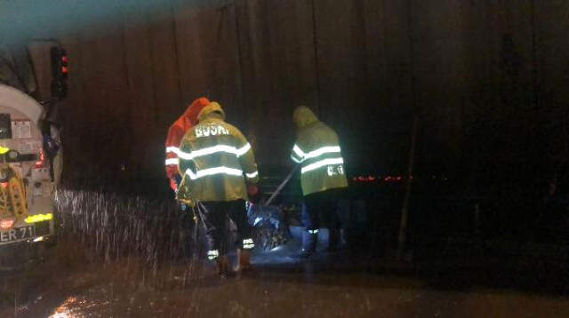 Bursa'yı Sağanak Vurdu! Sürücü, Su Dolan Alt Geçitte 3,5 Saat Mahsur Kaldı