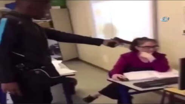 Kendisini 'Yok' Yazan Öğretmenine Silah Çekti