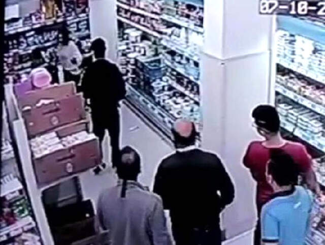 Markette Alışveriş Yapan Genç Kıza Yumruk Atan Saldırgan Kamerada!