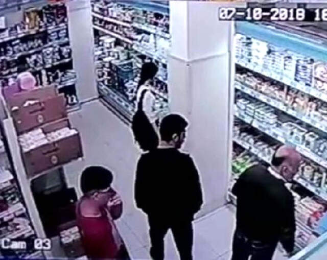 Markette Alışveriş Yapan Genç Kıza Yumruk Atan Saldırgan Kamerada!