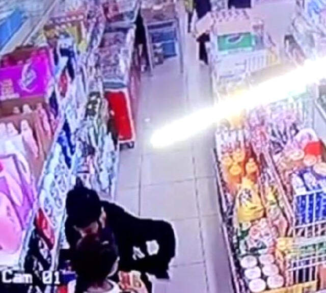 Markette Alışveriş Yapan Genç Kıza Yumruk Atan Saldırgan Kamerada!