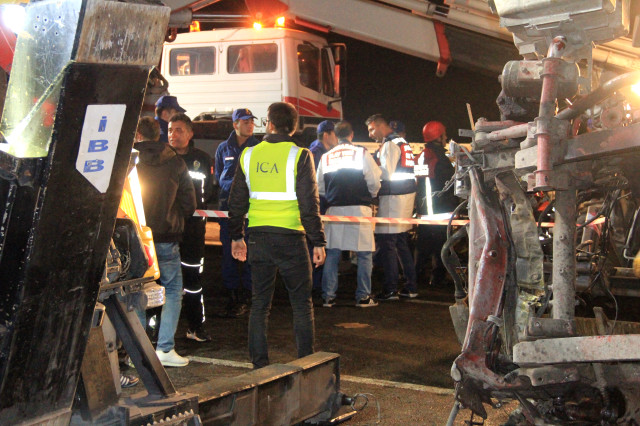 Yavuz Sultan Selim Köprüsünde Korkunç Kaza! TIR Bariyerlere Asılı Kaldı : 2 Ölü