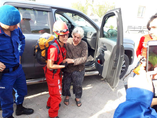 Alzheimer Hastası Yaşlı Kadın, Ağaçlık Alanda Kadın Yorgun ve Bitkin Halde Bulundu Alzheimer Hastası Yaşlı Kadın, Ağaçlık Alanda Yorgun ve Bitkin Halde Bulundu