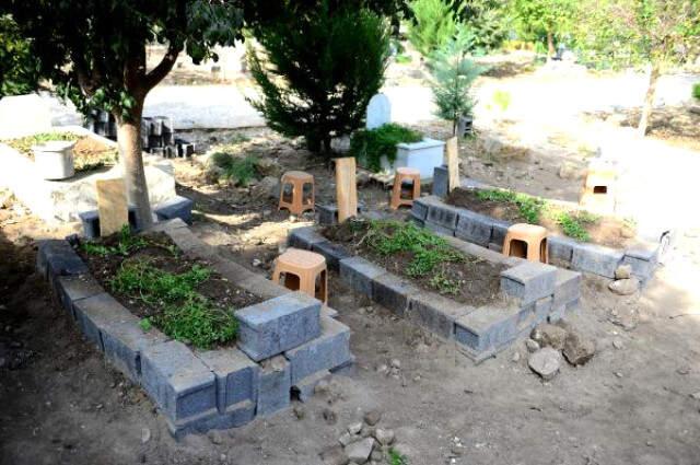 Anneleri Tarafından Boğazı Kesilen 3 Kardeş Yan Yana Defnedildi