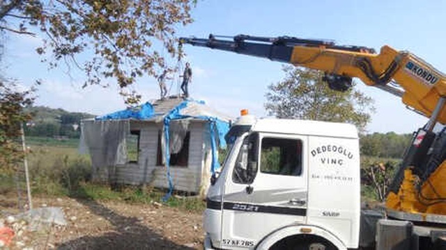 <a class='keyword-sd' href='/baba/' title='Baba'>Baba</a> Yadigarı Ahşap Evi Kamyonla Taşıyıp, Kendi Evinin Üzerine Monte Etti