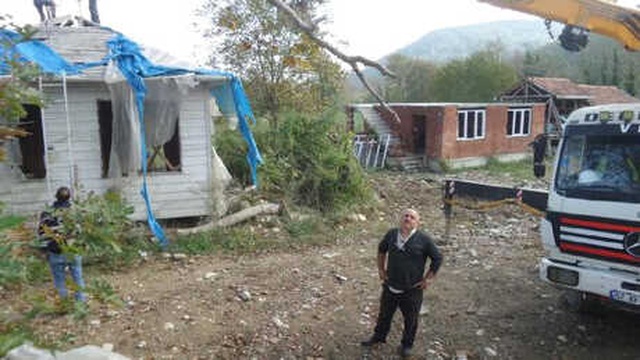 Baba Yadigarı Ahşap Evi Kamyonla Taşıyıp, Kendi Evinin Üzerine Monte Etti