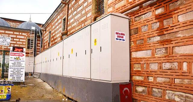 Çivi Çakılması Bile Yasak Olan Mısır Çarşısı'nın Dış Duvarlarına Elektrik Panosu Konuldu