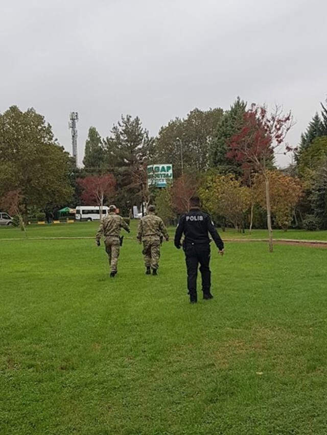 Gaziantep'te, Silahıyla Firar Eden Asker AVM'de Çalışanları Rehin Aldı Gaziantep'te, Silahıyla Firar Eden Asker AVM'de Çalışanları Rehin Aldı