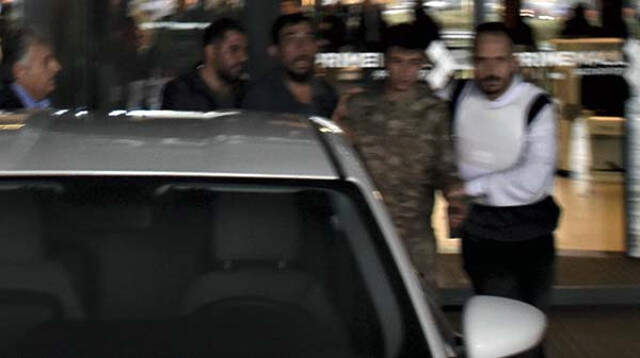 Gaziantep'te, Silahıyla Firar Eden Asker AVM'de Çalışanları Rehin Aldı Gaziantep'te, Silahıyla Firar Eden Asker AVM'de Çalışanları Rehin Aldı