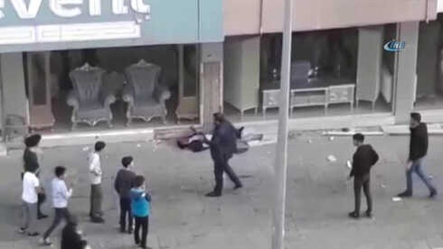 Trafik Magandası Kaldırımdaki Yayayı Ezip Kaçtı, Onlarca Çocuk Ezilmekten Son Anda Kurtuldu