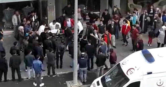 Trafik Magandası Kaldırımdaki Yayayı Ezip Kaçtı, Onlarca Çocuk Ezilmekten Son Anda Kurtuldu Trafik Magandası Kaldırımdaki Yayayı Ezip Kaçtı, Onlarca Çocuk Ezilmekten Son Anda Kurtuldu