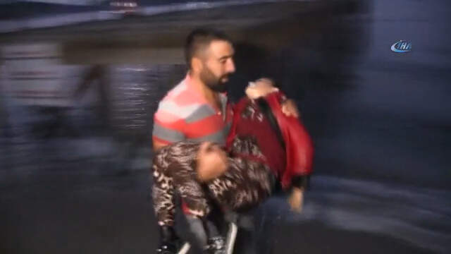 Trafik Polisi, Batan Mülteci Teknesindeki Kız Çocuğunu Kurtarmak İçin Kalp Masajı Yaptı Batan Mülteci Teknesinde Büyük Acı! Çocukları Denizden Topladılar