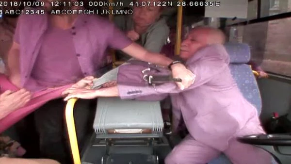 Minibüste Dehşet! Yaşlı Sürücüye Yumruklu Saldırı Kamerada