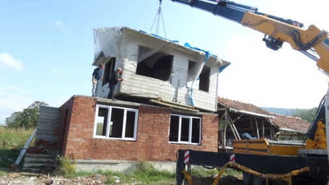 Baba Yadigarı Ahşap Evi Kamyonla Taşıyıp, Kendi Evinin Üzerine Monte Etti