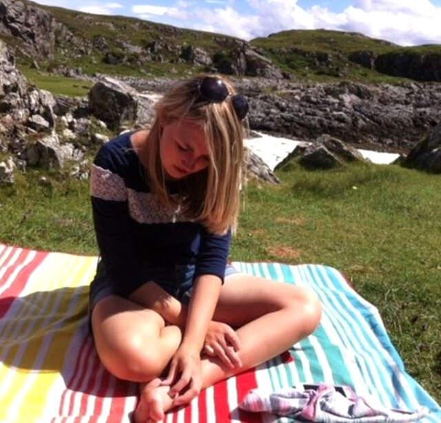 Cezaevi Çalışanlarının Önünde Çırılçıplak Dolaştırılan Genç Kız İntihar Etti