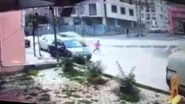 Çocuğu Ezmemek İçin Direksiyonu Kıran Taksici, Kaldırıma Çarpıp Takla Attı