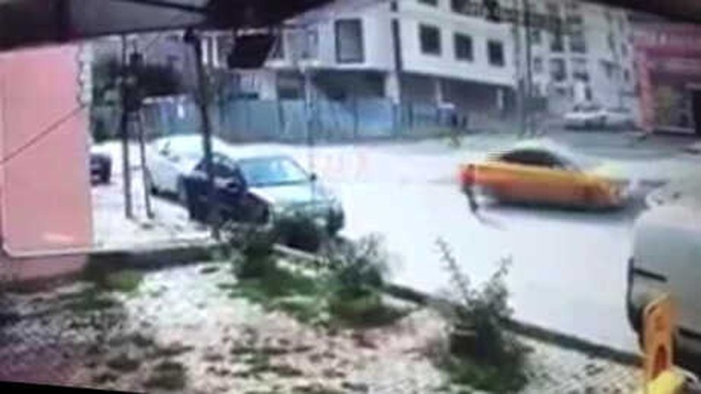 Çocuğu Ezmemek İçin Direksiyonu Kıran Taksici, Kaldırıma Çarpıp Takla Attı