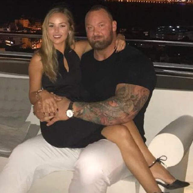Haf?ór Júlíus Björnsson ile Kelsey Henson Dünya Evine Girdi Game of Thrones Oyuncusu Hafthor Julius Bjornsson ile Kelsey Henson Dünya Evine Girdi