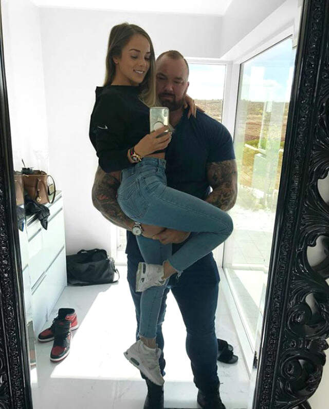 Haf?ór Júlíus Björnsson ile Kelsey Henson Dünya Evine Girdi Game of Thrones Oyuncusu Hafthor Julius Bjornsson ile Kelsey Henson Dünya Evine Girdi