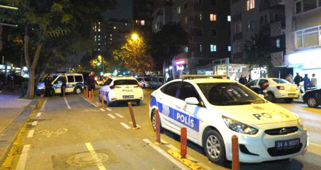 Kadıköy'de Cezaevi Firarisinin Yoldan Geçenleri Bıçaklama Anı, Kameralara Yansıdı Kadıköy'de Cezaevi Firarisinin Yoldan Geçenleri Bıçaklama Anı, Kameralara Yansıdı