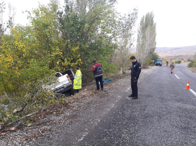 Erzincan'da, Resmi Plakalı Araç Şarampole Düştü: 1 Şehit, 3 Yaralı Erzincan'da, Resmi Plakalı Araç Şarampole Düştü: 1 Şehit, 3 Yaralı
