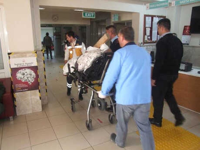 Evinin Çatısını Onaran Talihsiz Adamın Kafasına, Çivili Kalas Saplandı